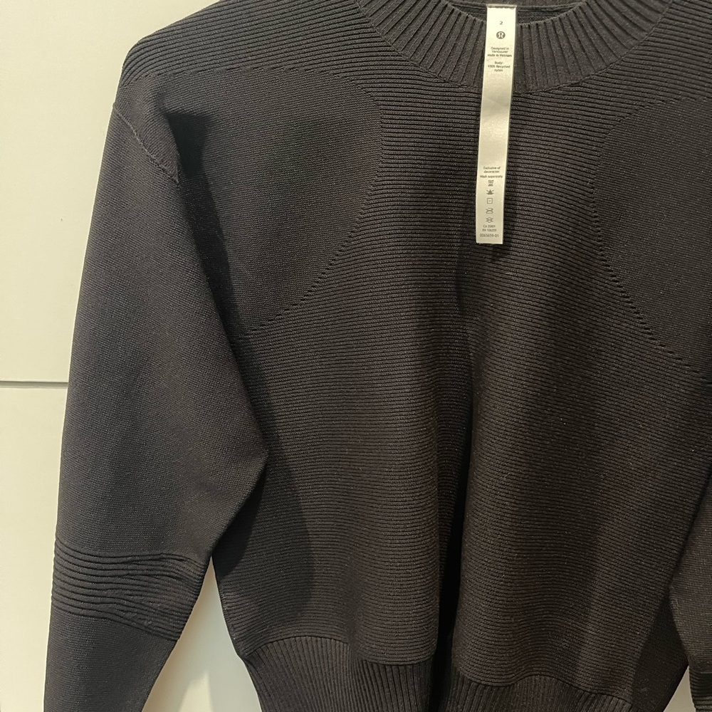 NWOT lululemon sweater size 2 - Picture 2 of 3